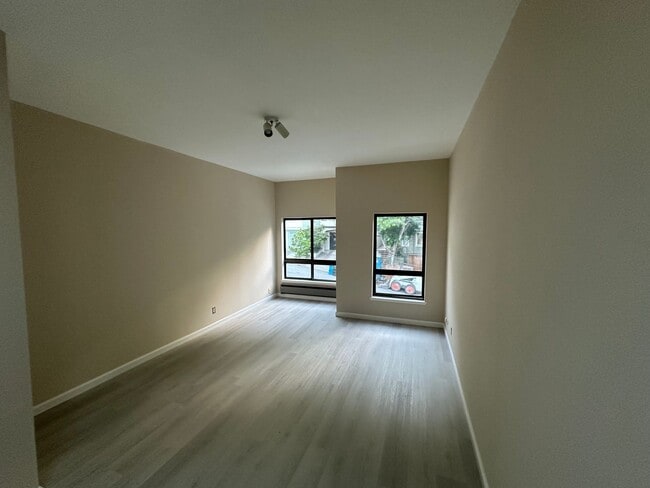 Building Photo - 058