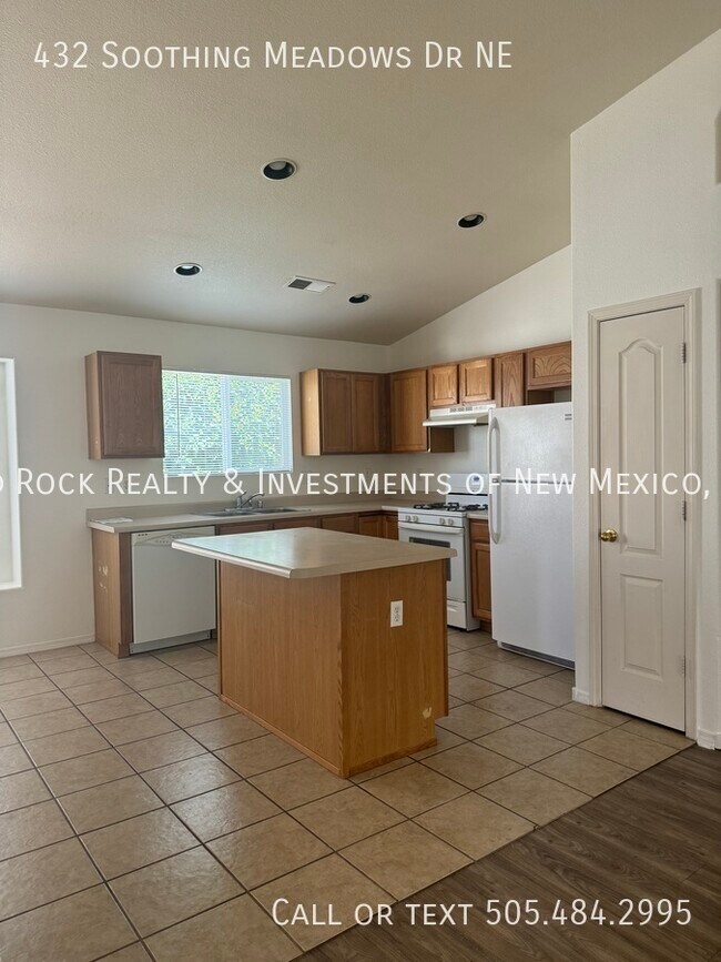 Foto del edificio - Beautiful Well Maintained 3BR+Den Single S...
