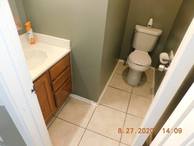 Building Photo - Nice 3 bedrooms, 2 full baths with half ba...