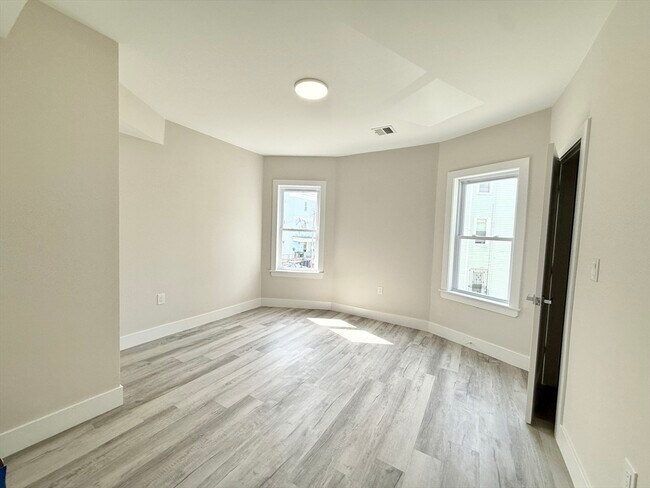 Building Photo - 10 Cawfield St