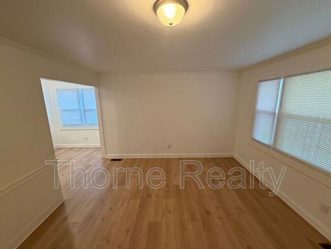 Building Photo - 1004 Moore St