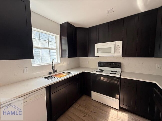 Foto del edificio - 1100 Pineland Ave