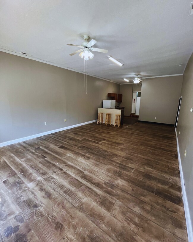 Building Photo - Large 1 Bed Apartment with Bonus Room!