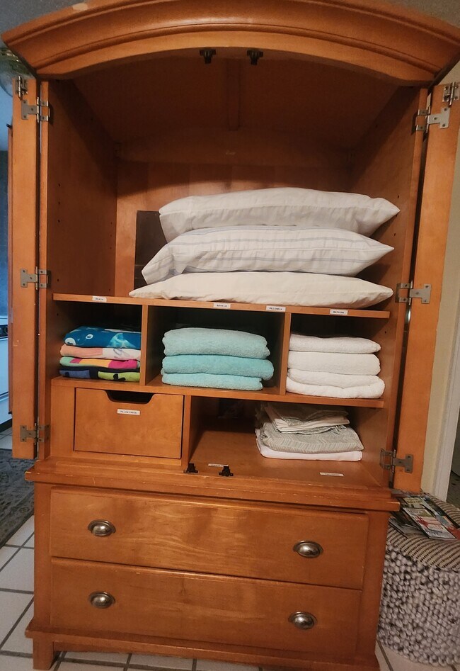 Building Photo - 483 E Shore Dr