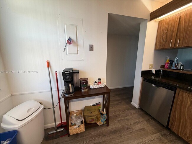 Building Photo - 1717 Whitehall Dr