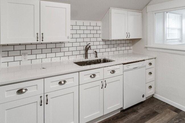 Building Photo - 728 E Bridgeport Ave