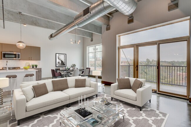 Building Photo - 415 E Pikes Peak Ave