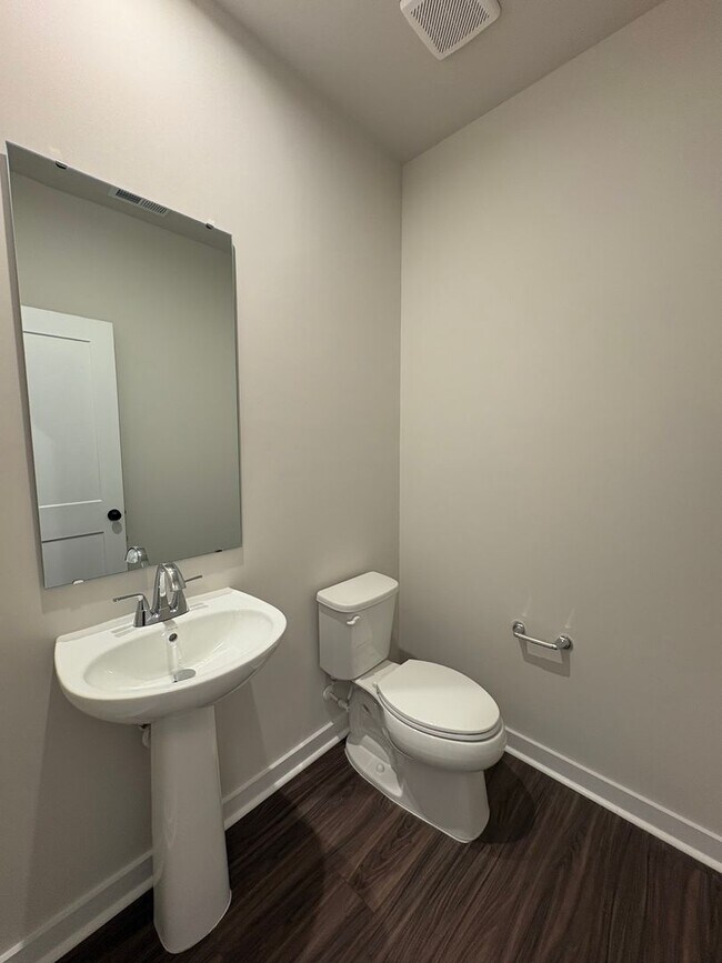 Foto del edificio - Beautiful End Unit Townhome in Griffith Lakes