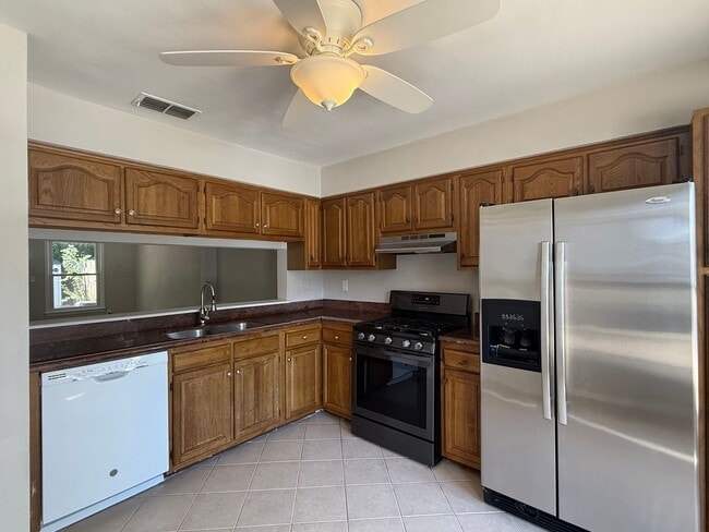 Building Photo - Townhouse In Virginia Beach