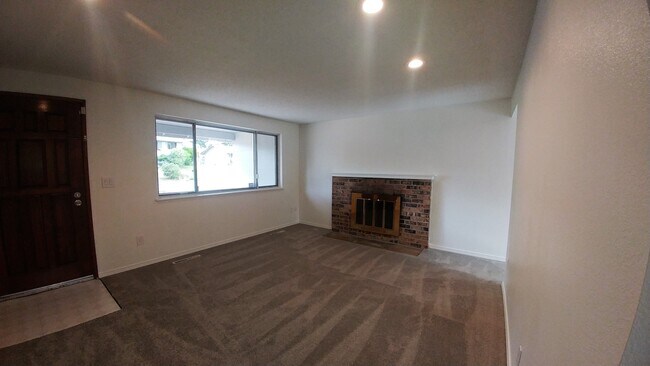 Foto del edificio - Newly Renovated 3 Bedroom Rambler w/ bonus room!!