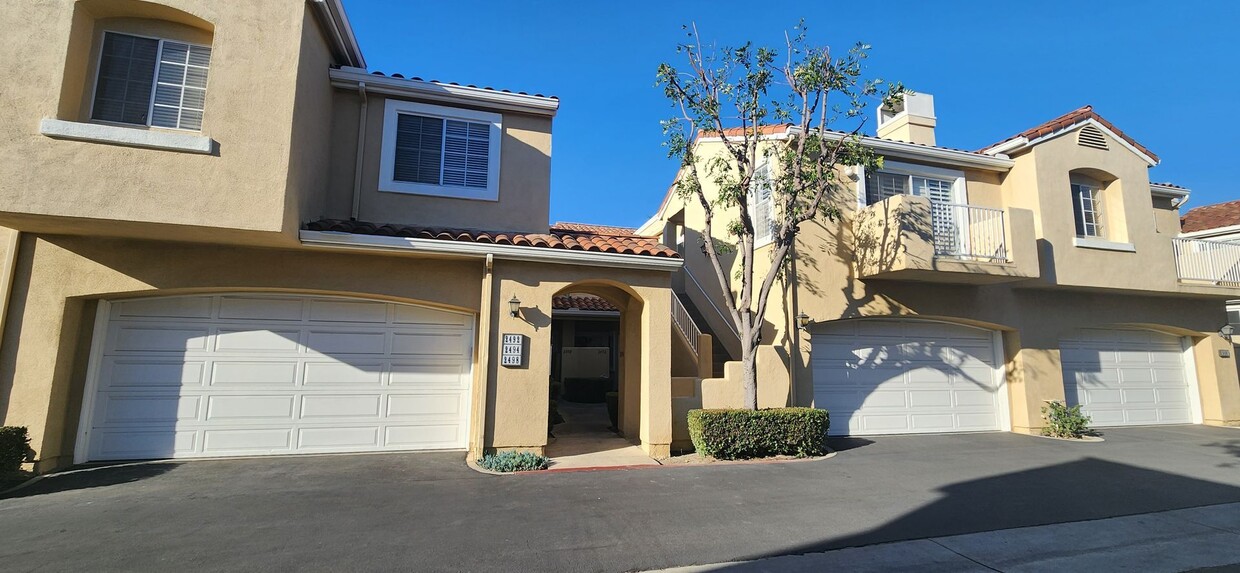 Foto principal - Tustin 2 Bed 2 Bath Home - Wood Floors - C...