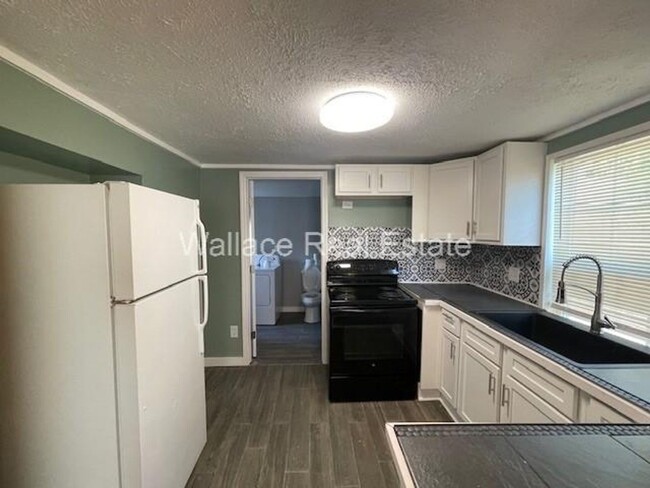 Building Photo - PRICE IMPROVEMENT!!  COZY UPDATED 2 BEDROO...