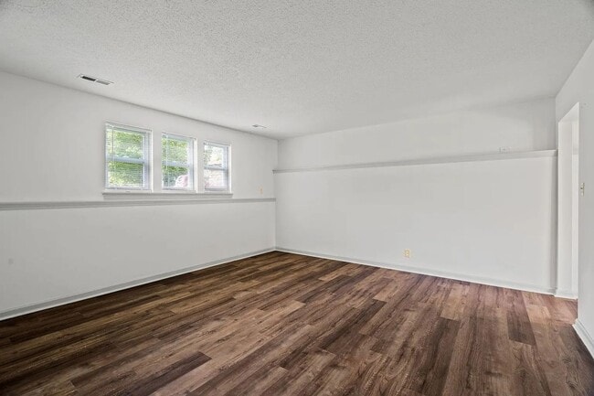 Building Photo - 1304 Essex Ct