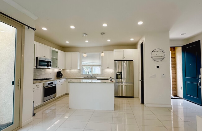 Building Photo - 24 Clover