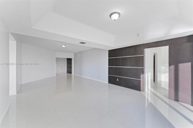 Foto del edificio - 10720 Northwest 66th Street Apt #507, Dora...