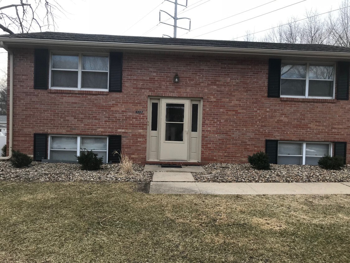 Foto principal - 5229 North Montclair Avenue