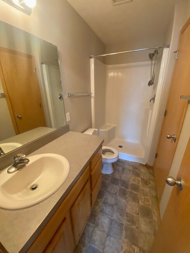 Foto del edificio - 3 Bedroom and 3 Bathroom Duplex. Available...