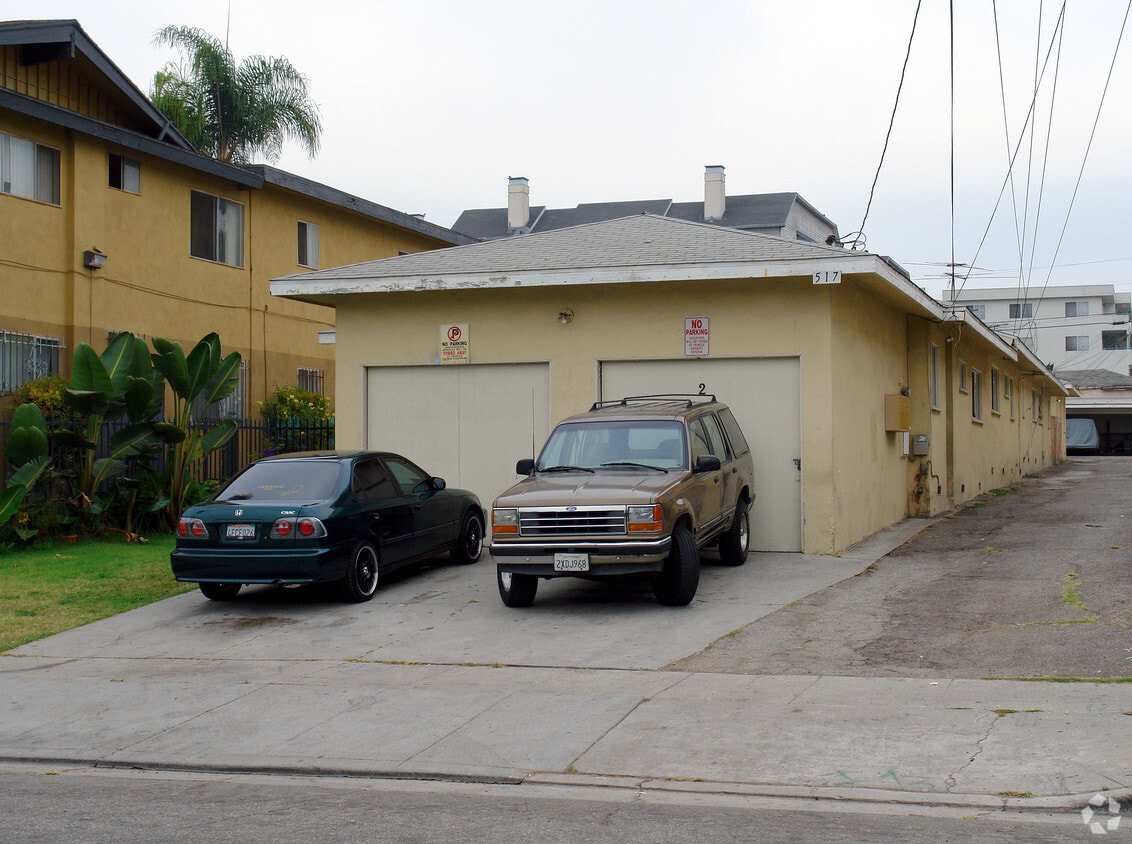 Building Photo - 517 W Hyde Park Blvd
