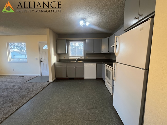 Building Photo - Spacious Rooms & Close to Downtown