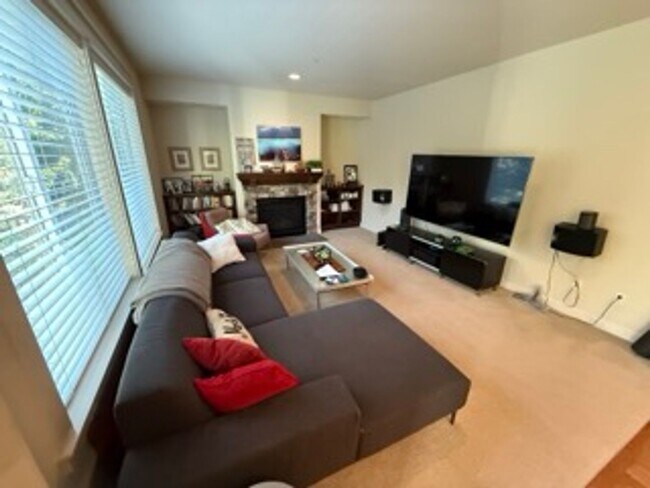 Building Photo - Modern 4BR Home in Redmond with Spacious L...