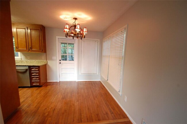 Foto del edificio - 5511 Burrus Ln