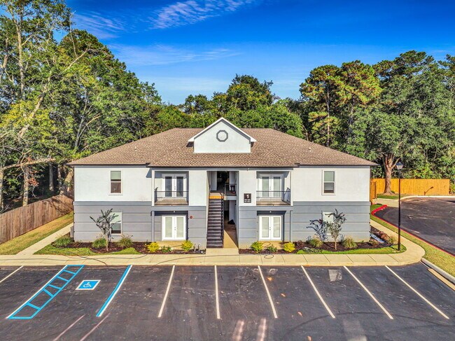 Building Photo - Snow Birds & TDY! Fully furnished 2 bed condo!