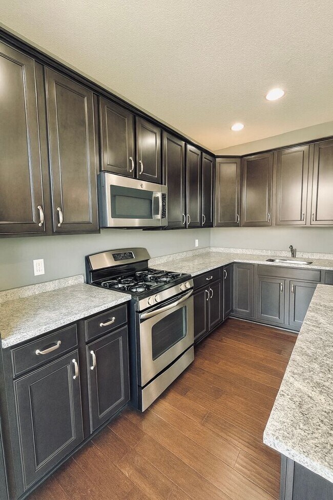 Foto del edificio - Updated 4bed/3bath Townhome in Prime Maple...