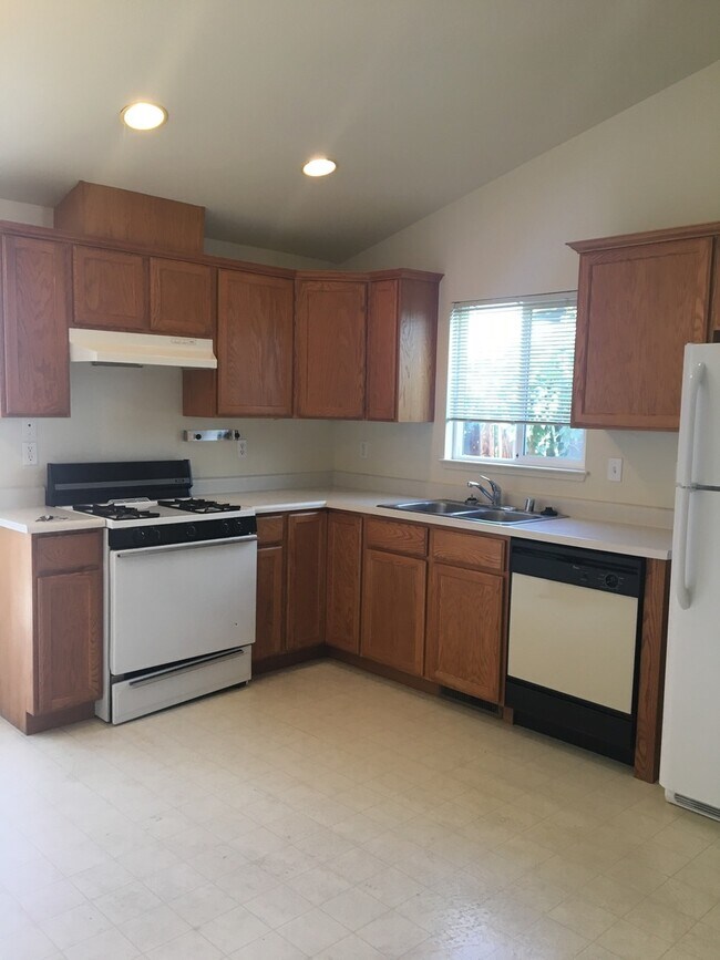Building Photo - Large bedrooms, open floorplan