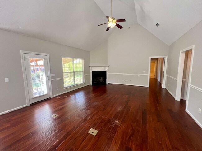 Building Photo - All Brick 3 Bed/2 Bath + Bonus in Indian H...