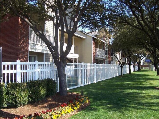 Foto del edificio - 7825 McCallum Blvd