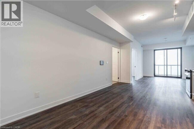 Photo du bâtiment - 2075 Lakeshore Rd.