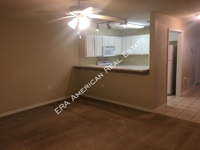 Building Photo - Convenient location!
