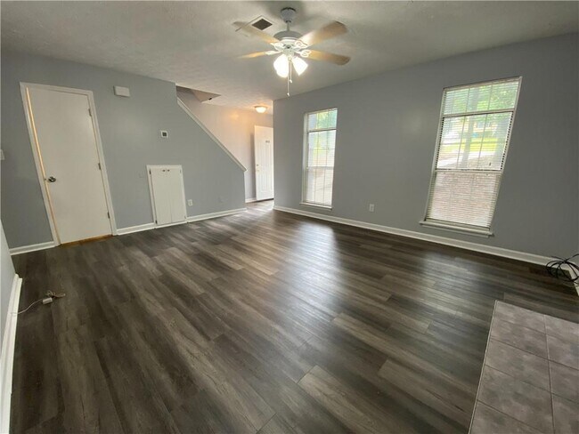 Building Photo - 2012 Oakwood Dr