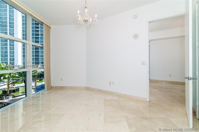 Foto del edificio - 18101 Collins Ave