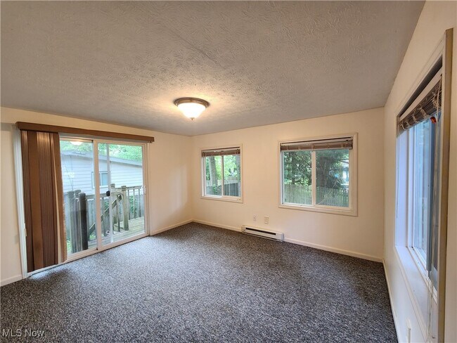 Building Photo - 3032 Englewood Dr