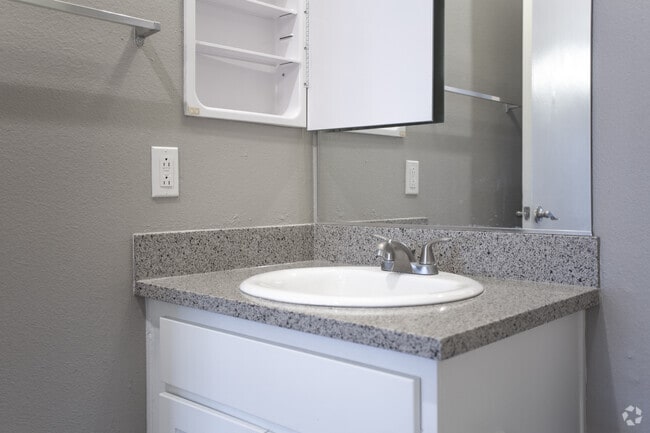 1HAB, 1BA-690 ft² - Canyon Crest