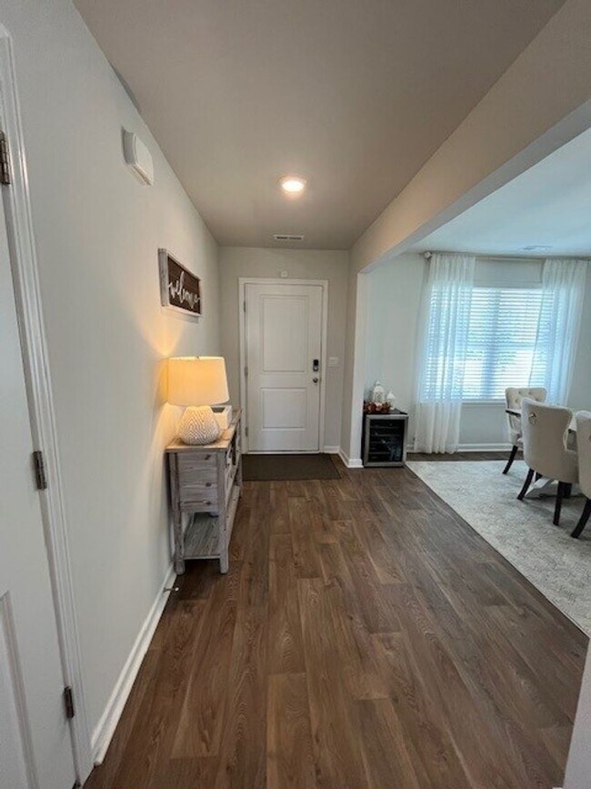 Foto del edificio - Discover this spacious 4-bedroom, 2.5-bath home in Winnabow, NC