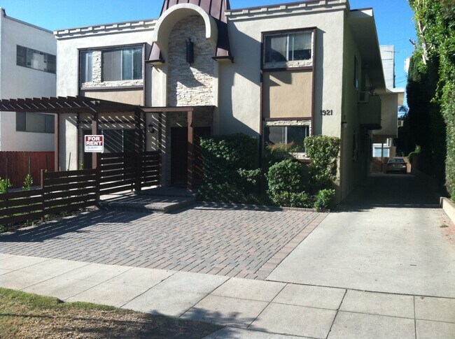 Building Photo - 1921 Pelham Ave