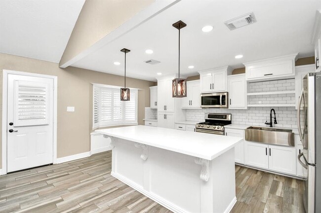 Building Photo - 701 Regency Dr