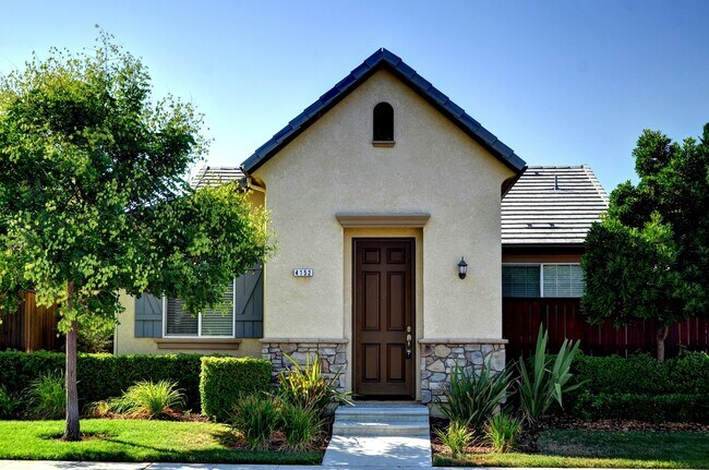 Foto del edificio - Fantastic 3 Bedroom/2 Bath Harlan Ranch Patio Home for Lease