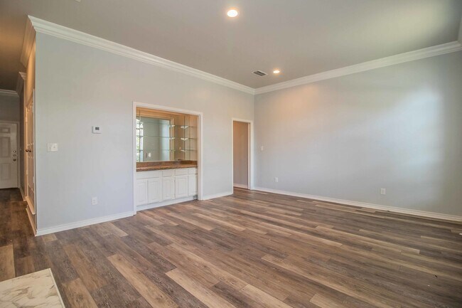 Building Photo - COMING SOON! Recently Renovated 1-Bedroom ...