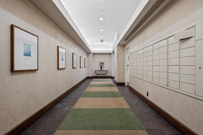 Foto del edificio - Light Filled 2 Bed, 2 Bath South Beach Por...