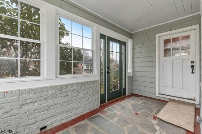 Building Photo - 81 Tooker Ave