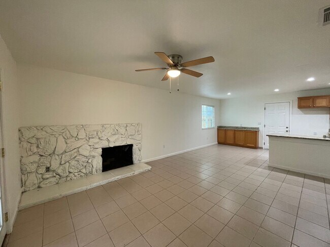 Foto del edificio - Charming 3-Bedroom, 2-Bathroom Single-Story Home in Sacramento!