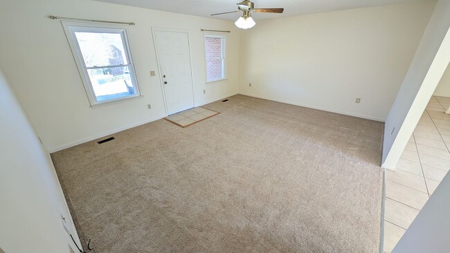Building Photo - 1,590 Sqft Apt w/ 1 Car Garage  - 3 Bed / ...