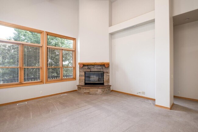 Building Photo - Spacious 5-Bedroom Home in Desirable Sun P...