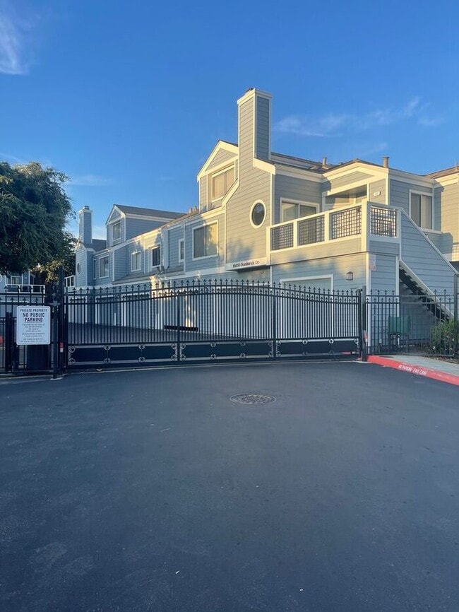 Building Photo - Wonderful 2 Bedroom, 2.5 Bath Condo!