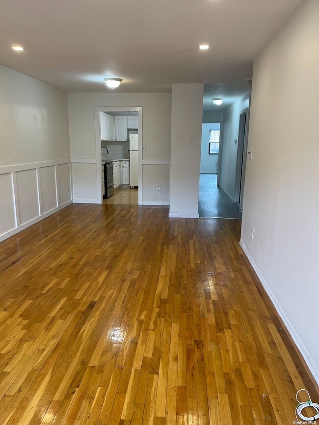 Foto del edificio - 240-42 69th Ave