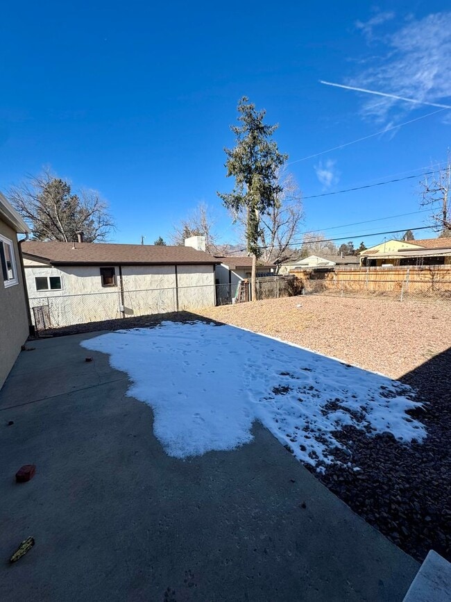 Building Photo - Charming 3 bedroom/2 bath close to UCCS