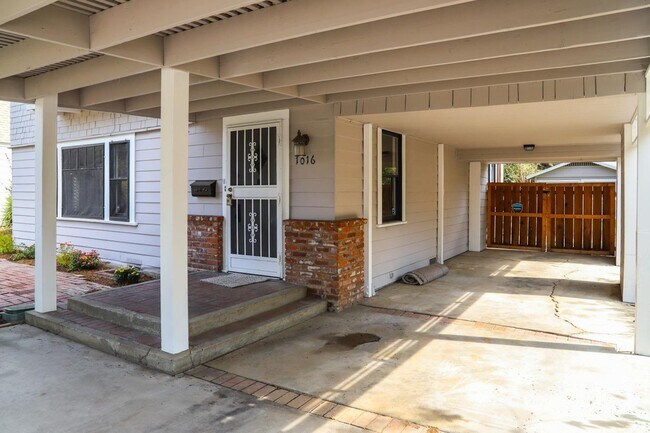 Building Photo - 4 br, 3 bath House - 1016 N College Ave